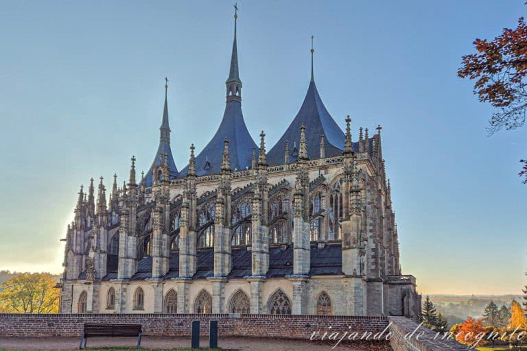 Vistas de la catedral pronto por la mañana desde los jardines del GASK