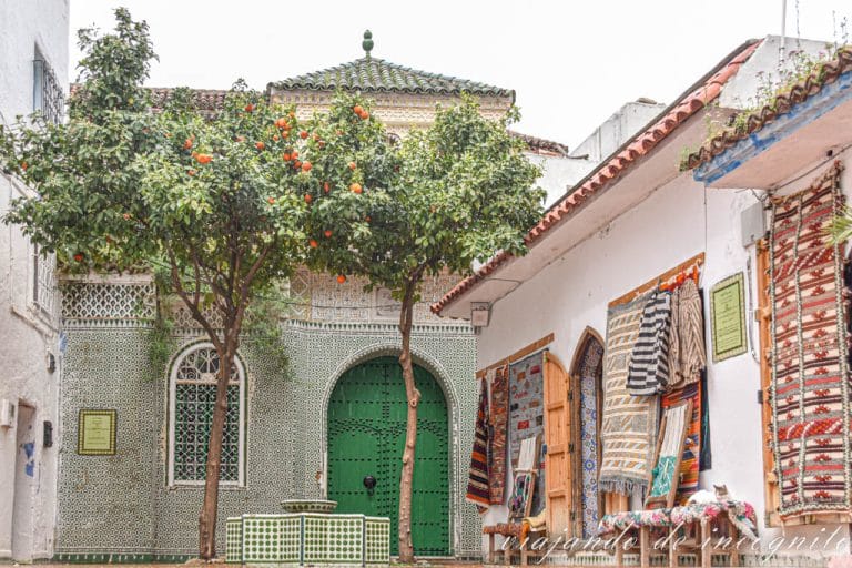 Zagüia Al-Kadiriya con las tiendas junto a ella abiertas.