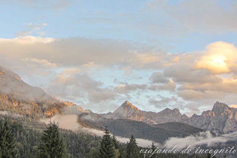 Algunos picos de los Alpes bávaros al atardecer y entre la bruma.