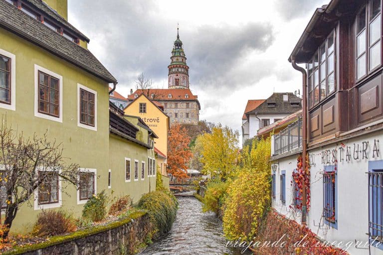 Canal del molino de Cesky Krumlov con la torre del castillo al fondo
