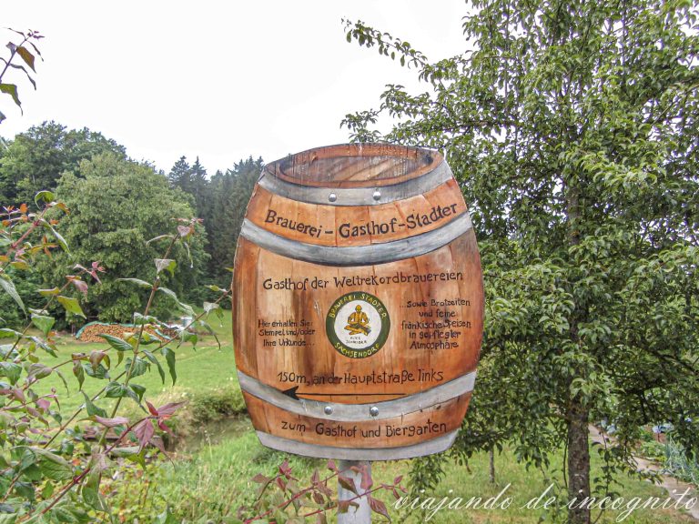 Letrero en forma de barril del Brauerei Gasthof Stadter, que forma parte de Braureienweg cerca de Bamberg.