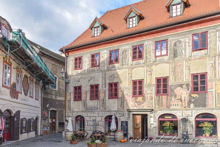 Calle Kajovská donde se va una casa renacentista con la fachada cubierta de frescos. La casa de al lado anda medio en obras.