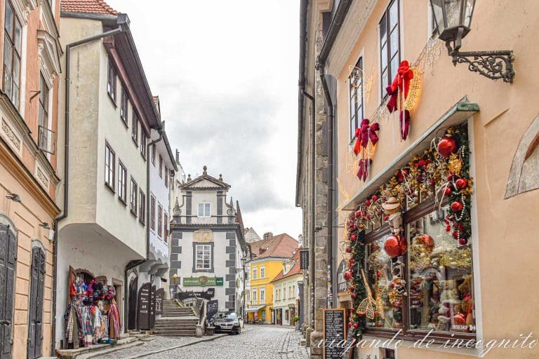 Parte cercana al puente de madera de la calle Latrán de Cesky Krumlov.