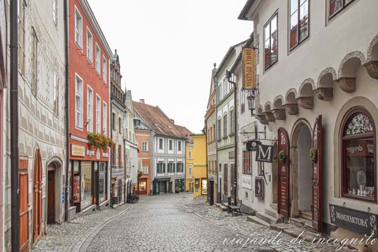 Calle Latrán vacía pronto por la mañana