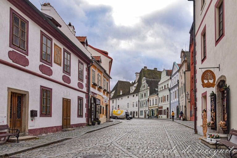 Calle Siroká vacía con un camión al fondo.