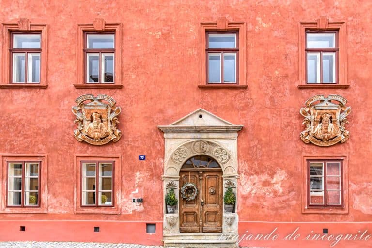 Fachada naranja de la casa del alquimista en Cesky Krumlov.