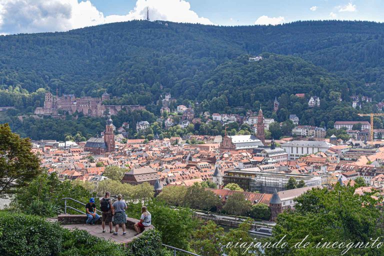Un grupo de cuatro personas descansan en el jardín de los Filósofos de Heidelberg.