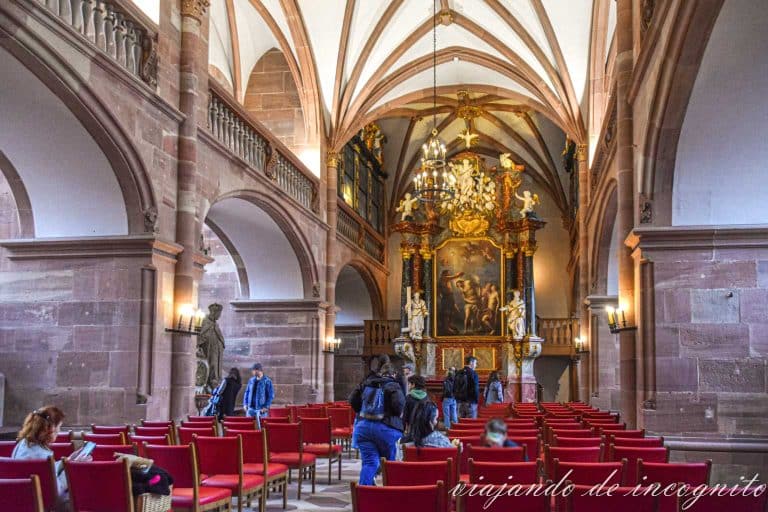 Algunas personas visitan la capilla del castillo de Heidelberg.
