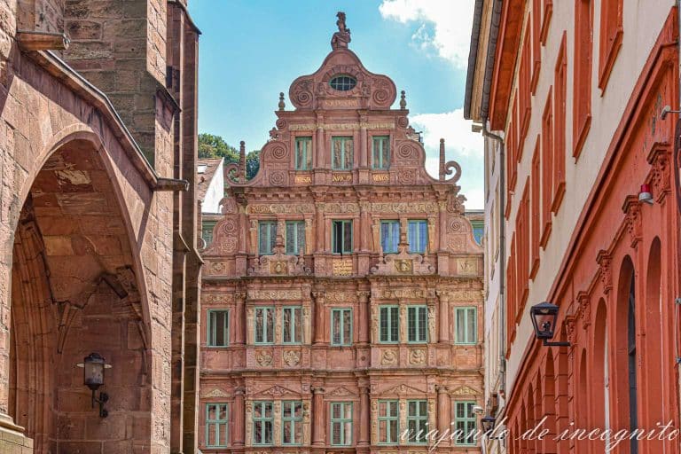 Fachada de la casa Zum Ritter, uno de los edificios que ver en Heidelberg.