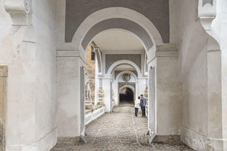 Dos personas se sacan una fuente en el puente del Manto.