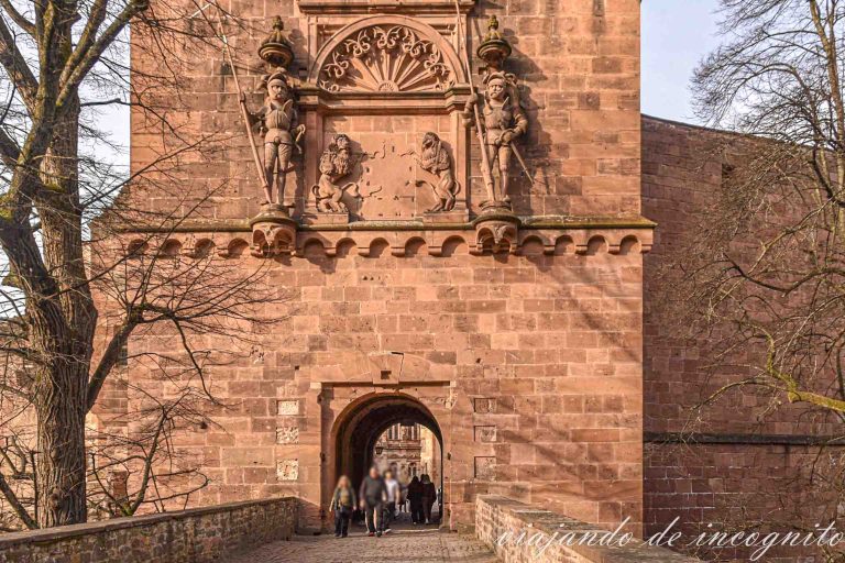 Algunas personas salen de la puerta de entrada del castillo de Heidelberg.
