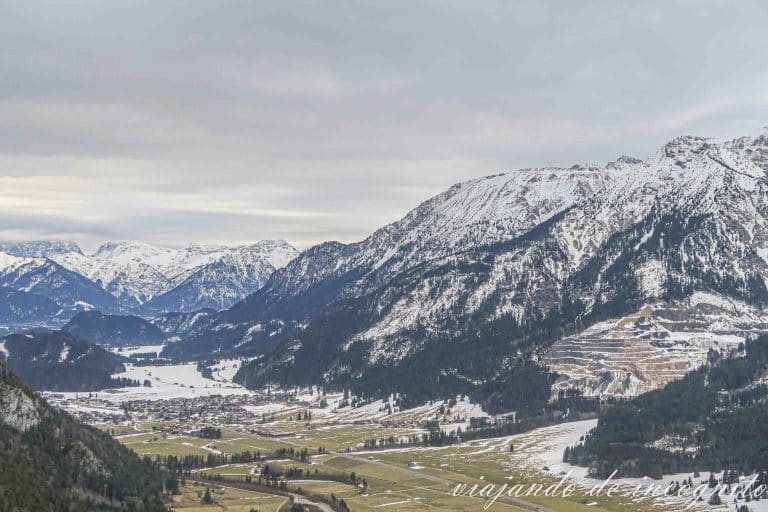 Vistas de los alrededores cubiertos de nieve desde las ruinas del castillo de Falkenstein.