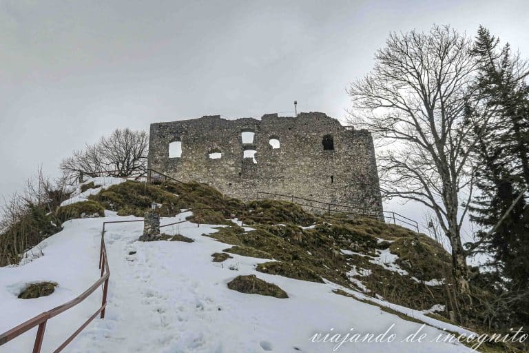 Ruinas del castillo Falkenstein rodeadas de nieve.
