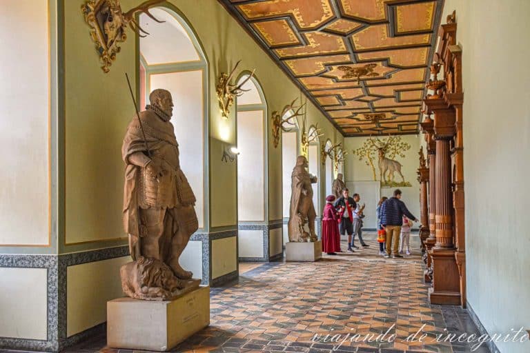 Pasillo decorado con estatuas del Friedrichsbau en el castillo de heidelberg.