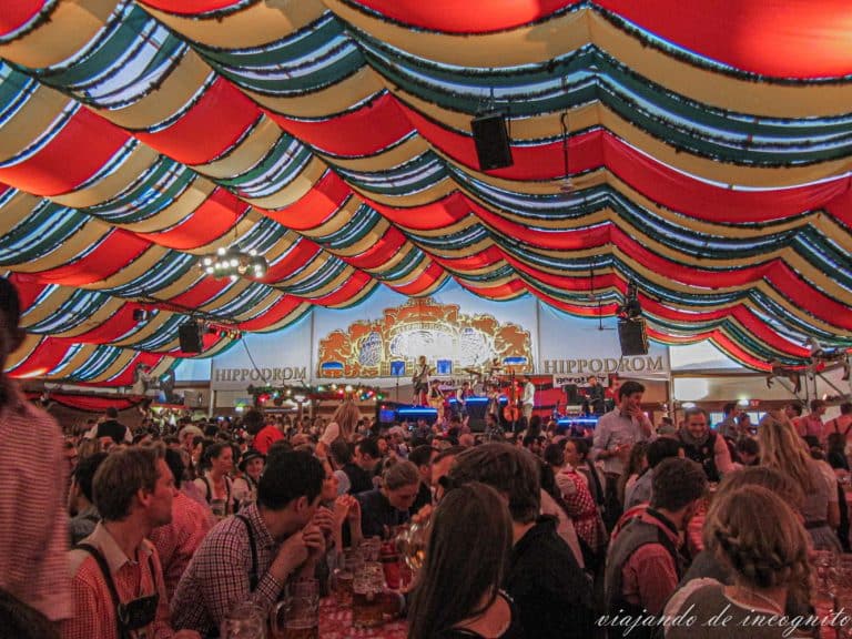 Una carpa llena de gente durante la Frühlingsfest en Múnich