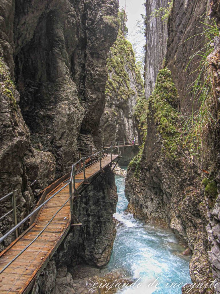 Pasarela de madera a lo largo del Geisterklamm.
