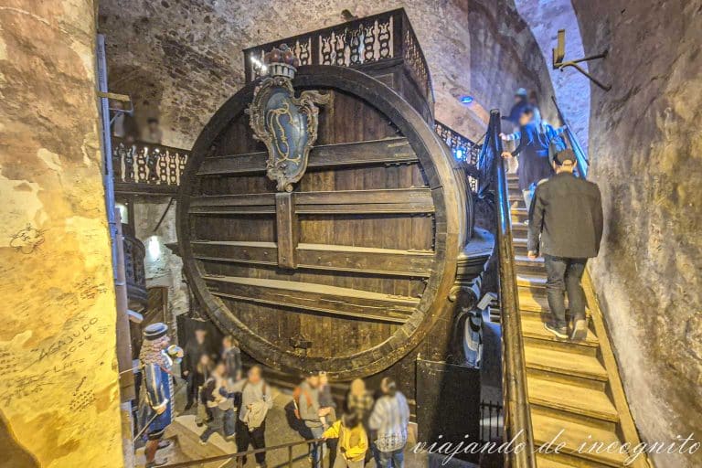 Personas visitando el Gran Barril del castillo de Heidelberg.