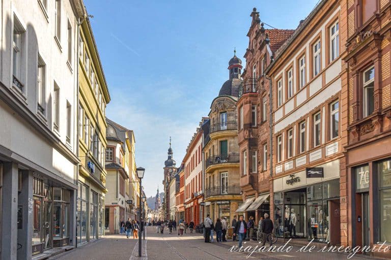 Calle principal de Heidelberg sin apenas gente pronto por la mañana