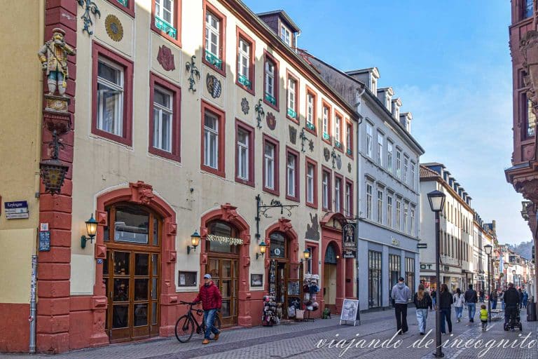 Calle principal de Heidelberg a la altura de la estatua de Perkeo.