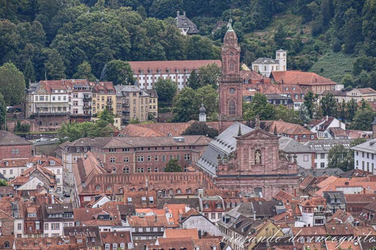 La iglesia Jesuita de Heidelberg vista desde el Camino de los Filósofos.
