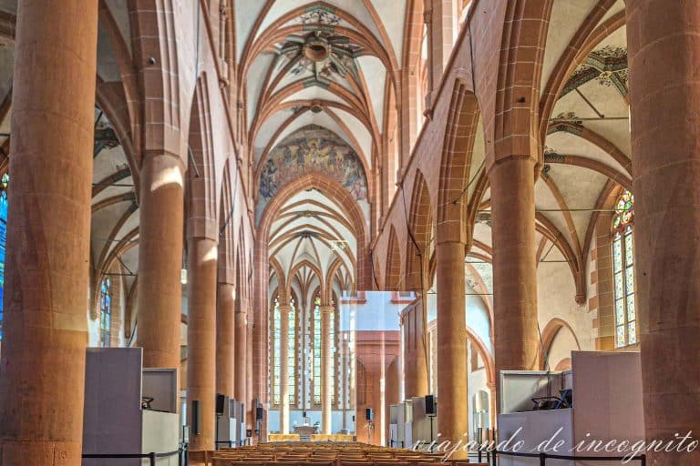 Interior de la iglesia del Espíritu Santo en Heidelberg