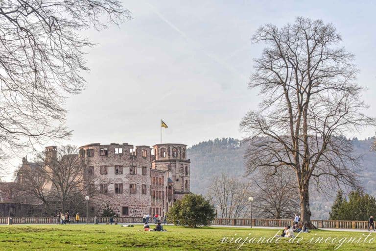 Vistas del edificio de Luis y del Campanario desde los jardines del castillo de Heidelberg.