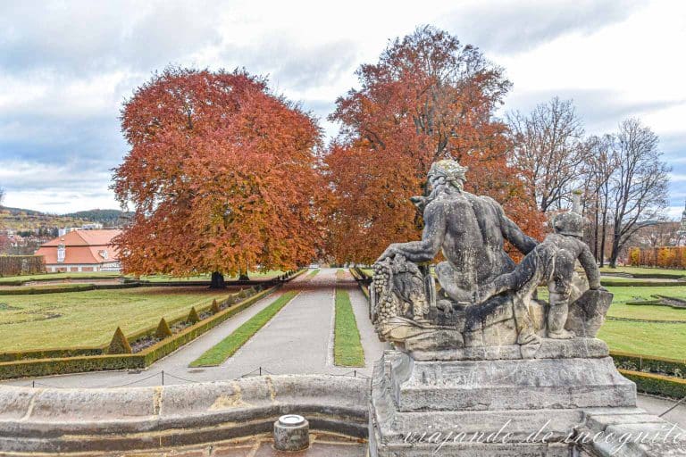Estatua de piedra de espaldas de la fuente en cascada apagada de los jardines de Cesky Krumlov en otoño.
