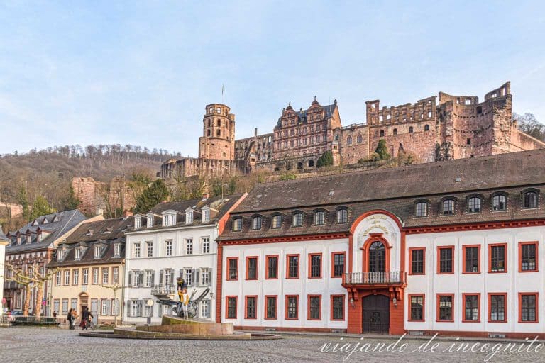 Karlsplatz vacía un día de finales de marzo.