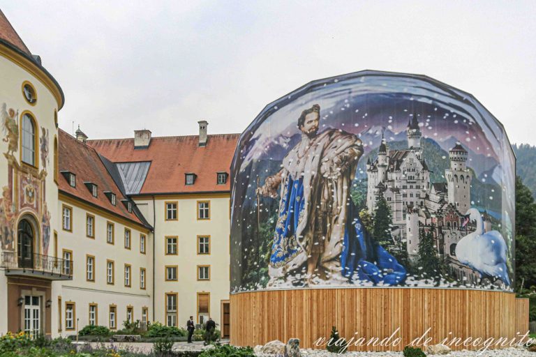 Monasterio de Ettal decorado con el símbolo de una exposición sobre Luis II.
