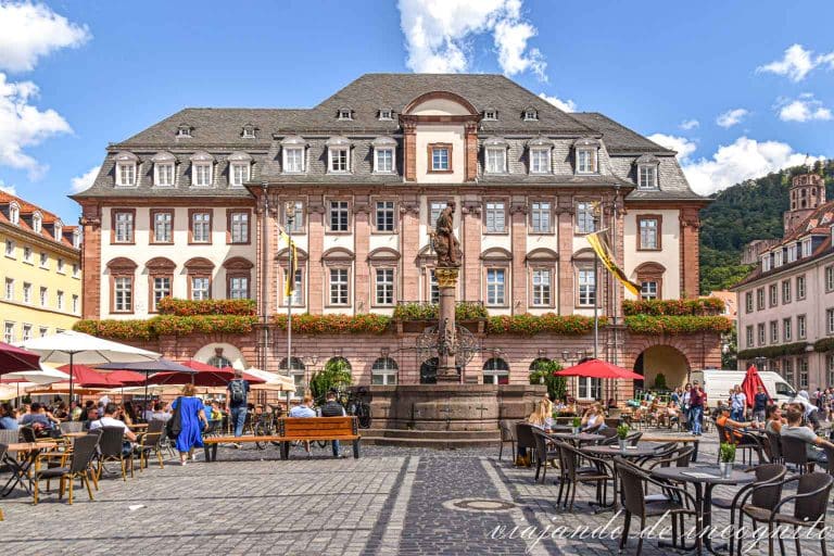 Lado del ayuntamiento de la plaza del mercado de Heidelberg.
