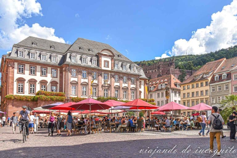 Terraza con sombrillas rojas en la Marktplatz de Heidelberg