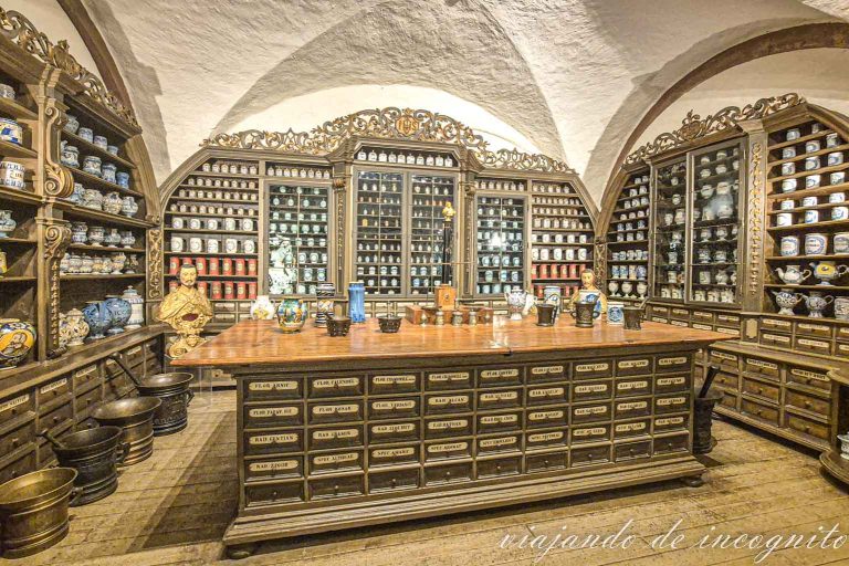 Interior de una botica histórica en el museo de la farmacia del castillo de Heidelberg.