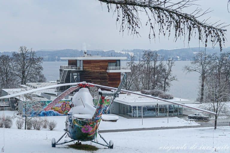 Museo Buchheim en Bernried, Baviera. El museo y los alrededores están cubiertos de nieve. Frente al museo hay un helicóptero pintado con colores alegres y cubierto de nieve.