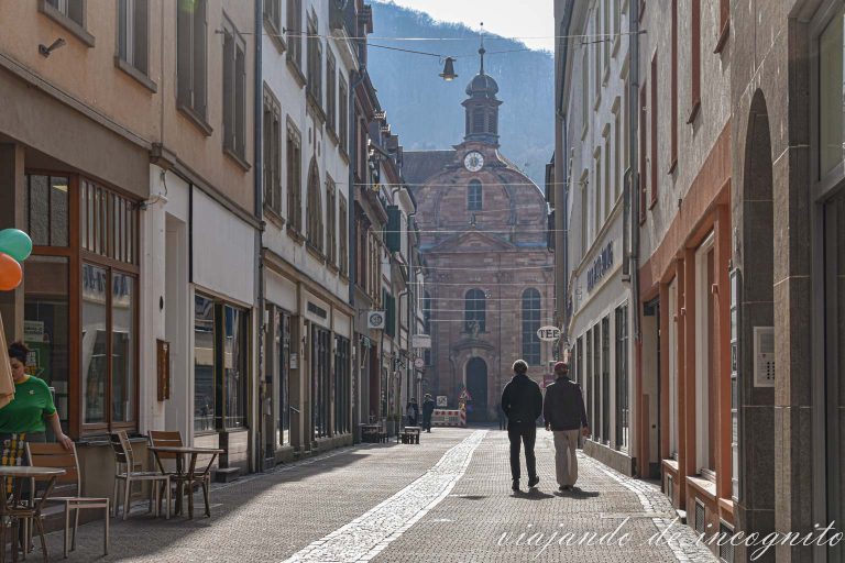 Neugasse con la iglesia de Santa Ana al fondo.