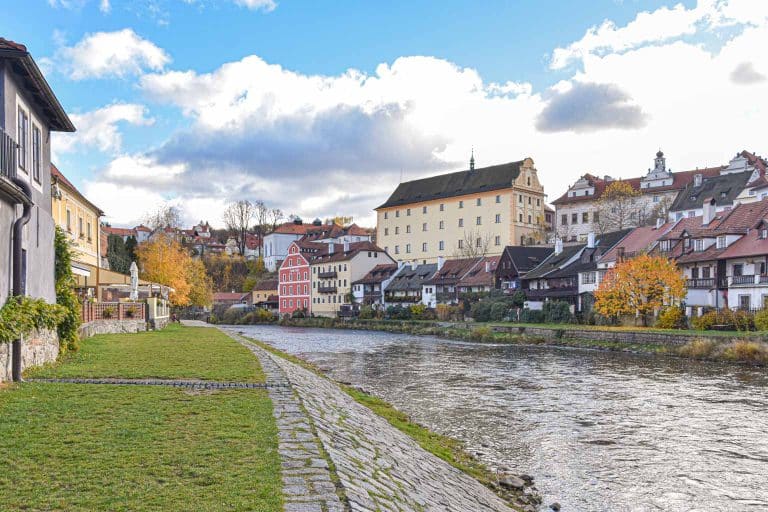 Vistas de Cesky Krumlov desde la terraza junto al río del restaurante Kafemlejnek.