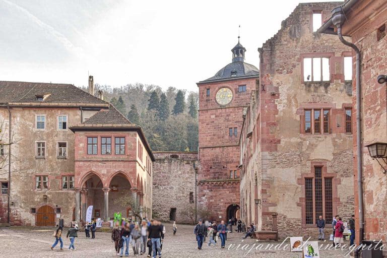 Patio del castillo de Heidelberg en dirección a la torre de entrada.