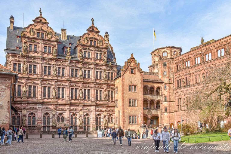 Patio del castillo de Heidelberg en dirección al Friedrichsbau.