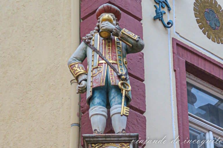 Estatua de Perkeo en la Hauptstrasse de Heidelberg