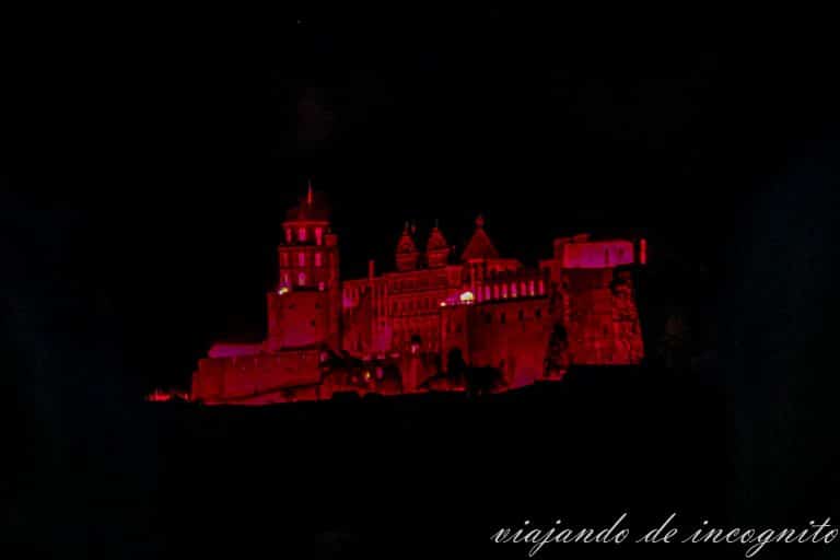 Castillo de Heidelberg iluminado em rojo a la noche durante un espectáculo de luces.