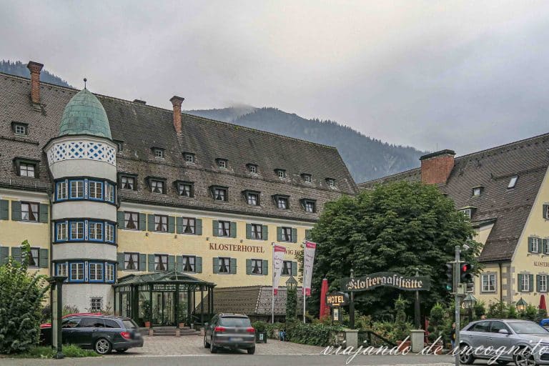 Parte exterior del hotel restaurante del monasterio de Ettal.