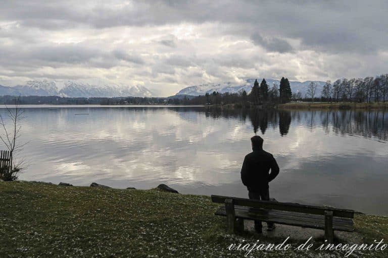 Un hombre mira el Staffelsee en Uffing