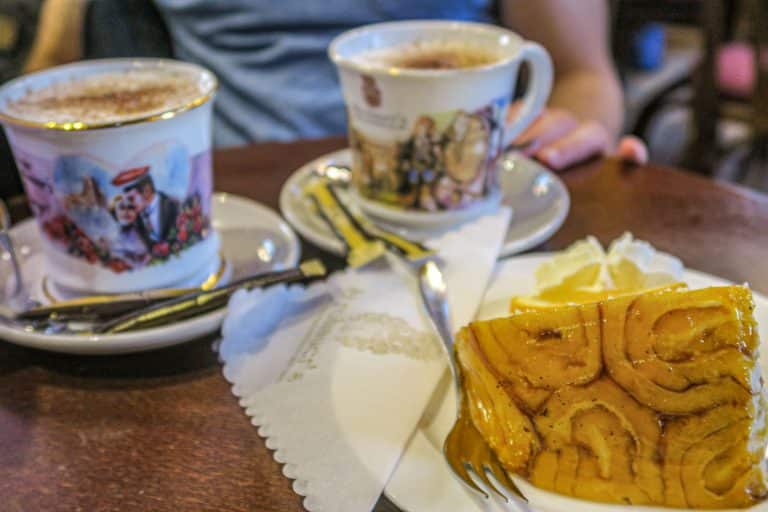 Dos tazas de café y en primer plano un trozo de tarta del café Strohauer´s