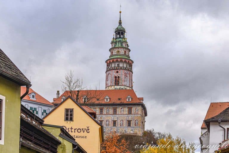 Torre del castillo de Cesky Krumlov contra un cielo grisaceo.