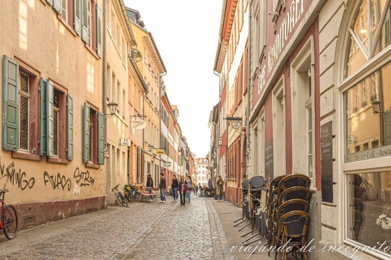 La calle Inferior de Heidelberg prácticamente vacía y con una bicicleta apoyada en la pared.