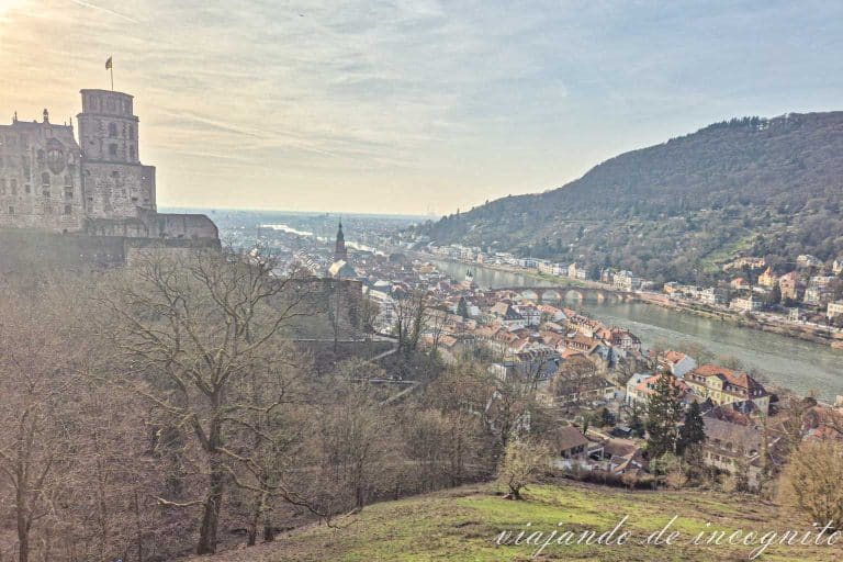 Vistas de Heidelberg y de las ruinas del castillo desde los jardines.