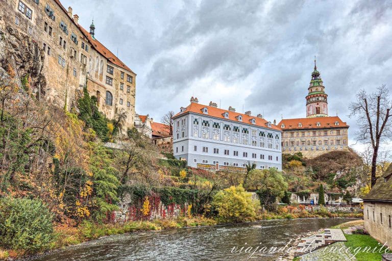 El río Moldava discurre bajo el castillo de Cesky Krumlov en otoño