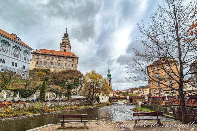 Banco con vistas a Latrán en una isla del Moldava a su paso por Cesky Krumlov.