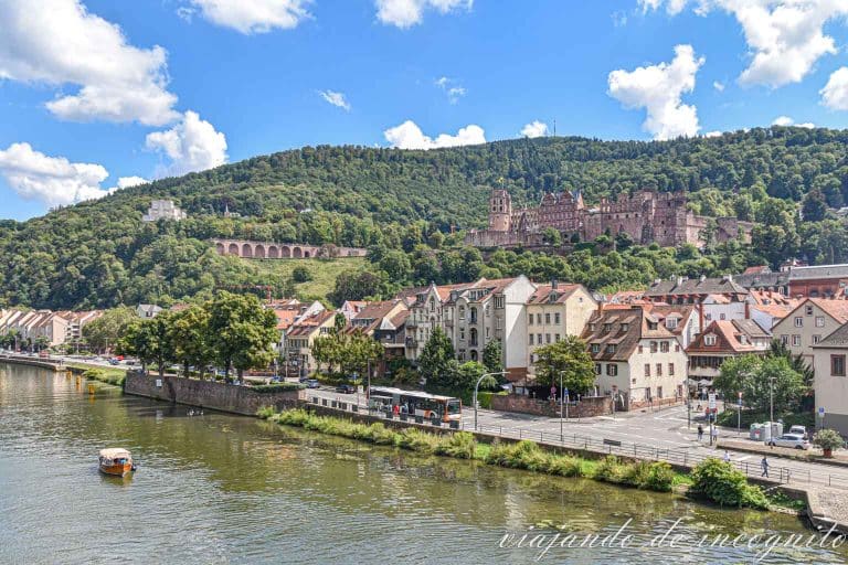 Vistas del castillo de Heidelberg desde el puente viejo.