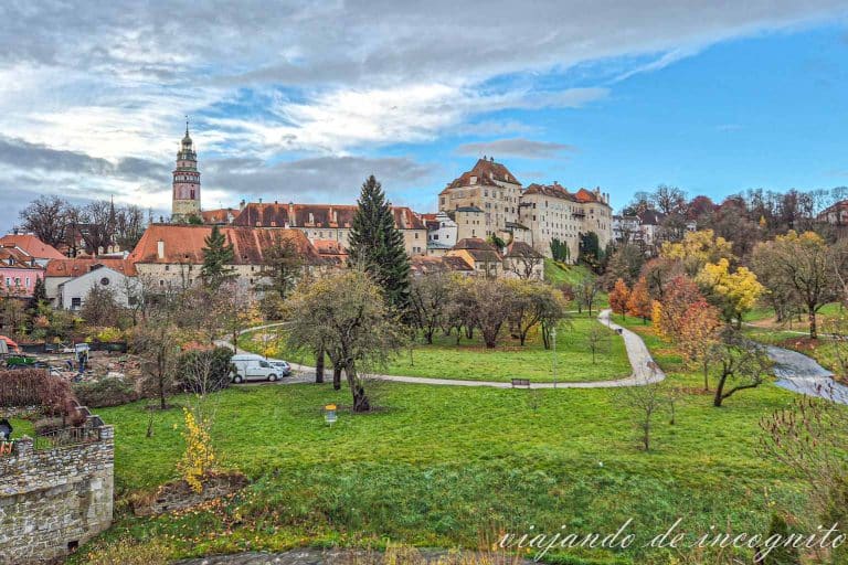 Vistas del castillo de Cesky Krumlov desde la puerta Budejovice,