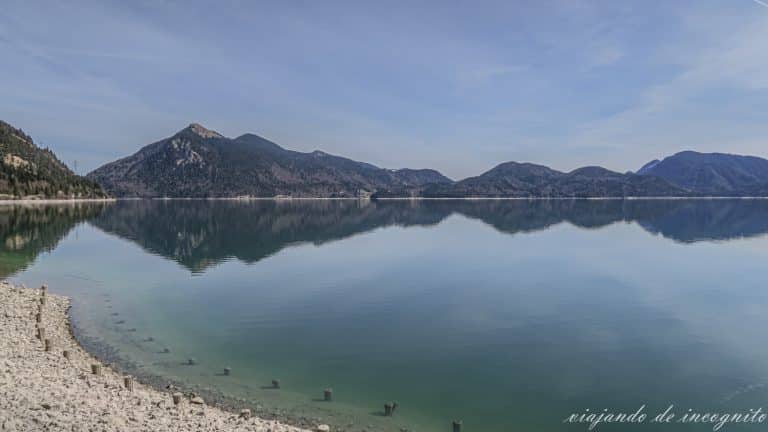 Vista del Walchensee con las montañas reflejadas en él.